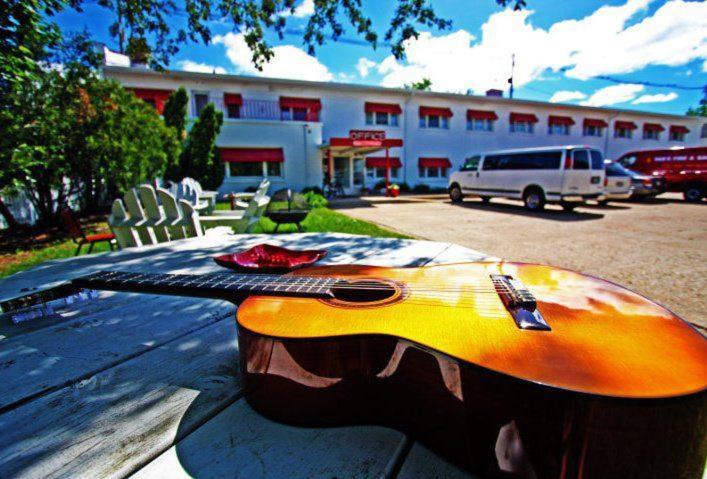 Holiday Music Motel Стърджън Бей Екстериор снимка