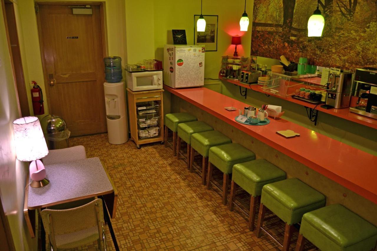 Holiday Music Motel Стърджън Бей Екстериор снимка
