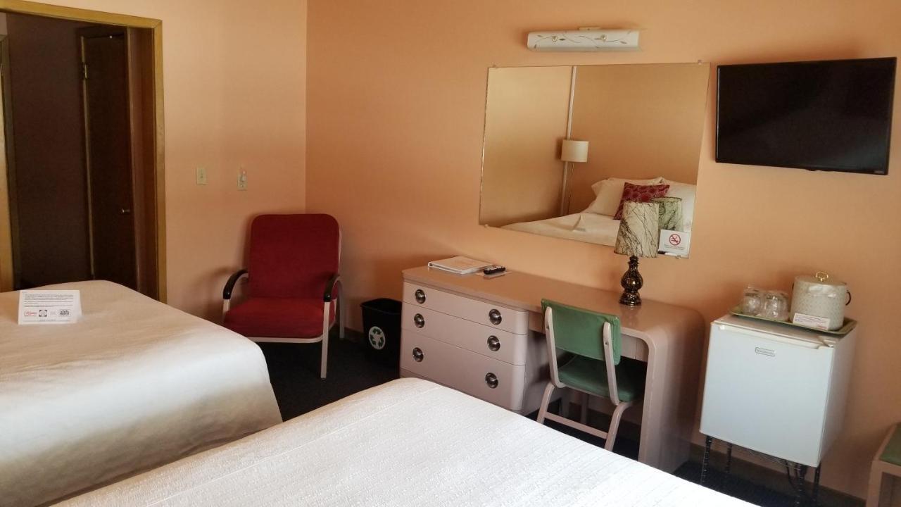 Holiday Music Motel Стърджън Бей Екстериор снимка